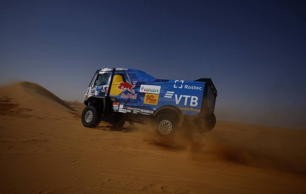 Экипаж россиянина Сотникова выиграл десятый этап ралли "Дакар" в зачете грузовиков