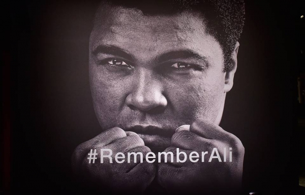От улиц до кино и монументов: как в мире увековечили память Мохаммеда Али
